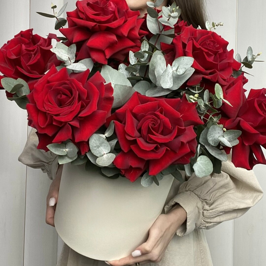 Luxury Red Garden Rose Hat Box for Valentine’s Day – Premium Flower Delivery Miami | BLÜM