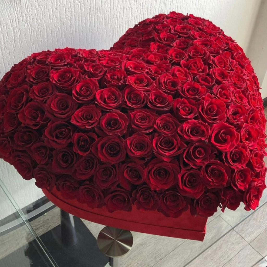 Giant Heart Red Roses for Valentine’s Day – Luxury Flower Delivery Miami | BLÜM