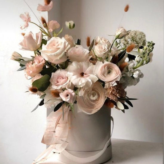 Soft Blush & Ivory Garden Roses in Hat Box – Miami Delivery